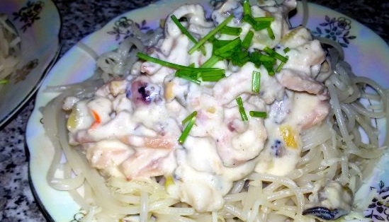 Spaghetti With Seafood in a Creamy Sauce