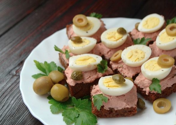 Tartines with Quail Eggs and Pate