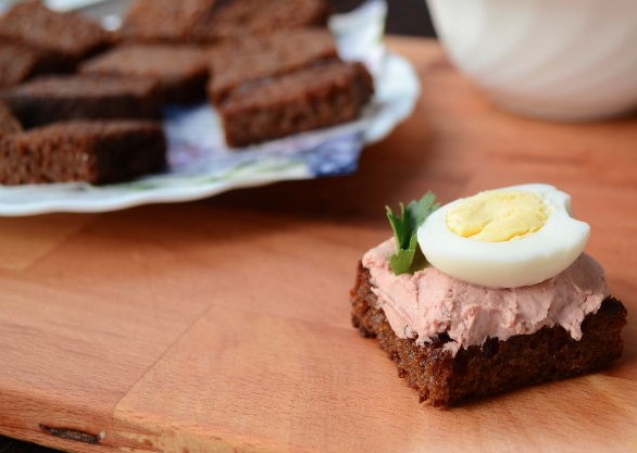 Tartines with Quail Eggs and Pate step 3