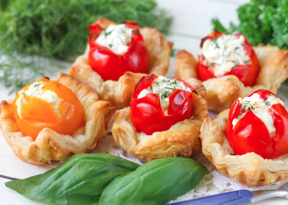 Tartlets with Tomatoes and Cheese