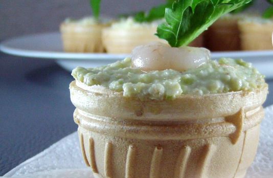 Tartlets with Avocado, Shrimps and Cheese