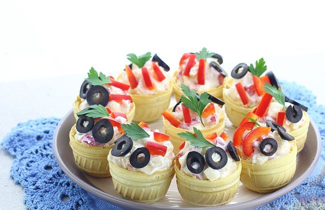 Tartlets with Cream Cheese, Bell Pepper, Apple and Olives