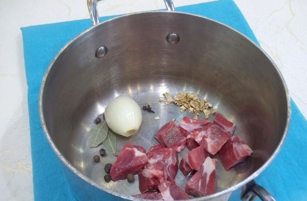 Ukrainian Borscht with Pork step 1