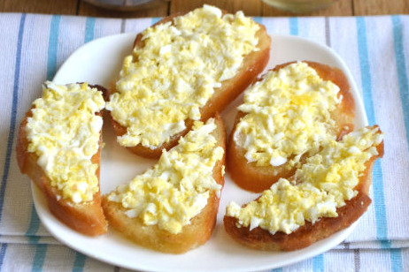 Sandwiches with Sprats, Eggs and Cucumbers step 5