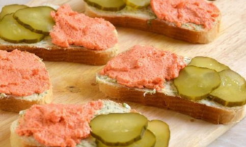 Sandwiches with Capelin Caviar and Mustard Oil