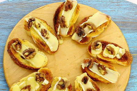 Crostini with Brie Cheese, Pomegranate and Walnuts step 6
