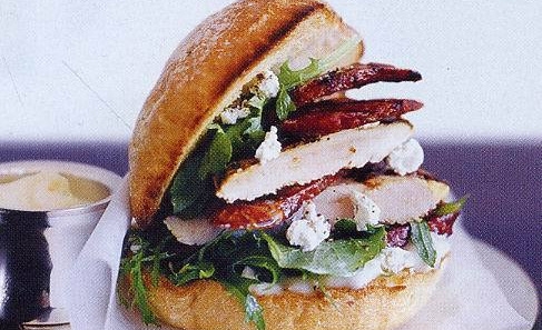 Burger with Chicken, Chorizo ​​and Feta Cheese