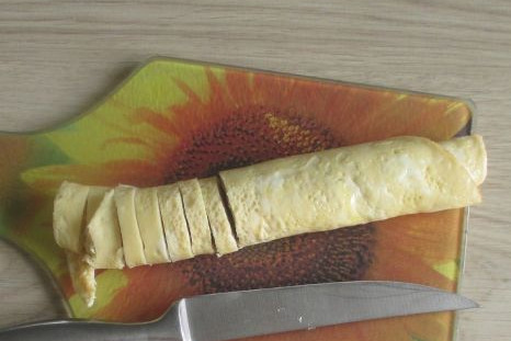 Salad with Red Fish and Omelet step 8
