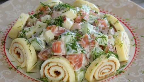 Salad with Red Fish and Omelet