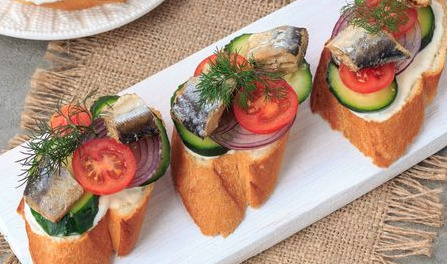 Sandwiches with Sardines, Cucumber and Red Onion