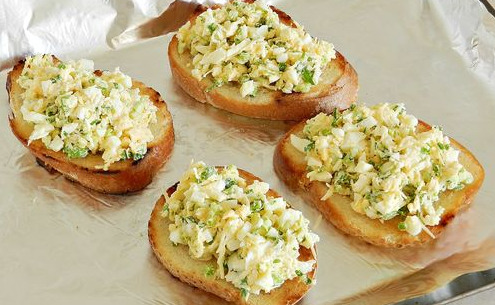 Hot sandwiches with egg, cheese and wild garlic step 8
