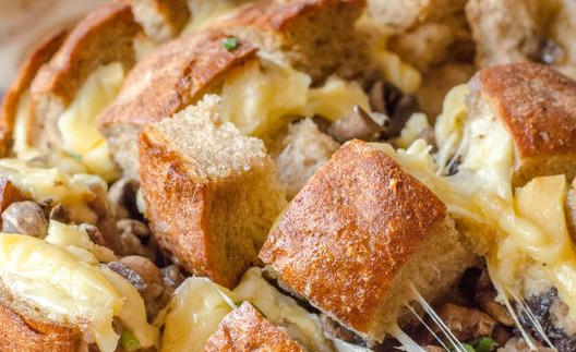 Bread Stuffed with Mushrooms and Cheese (in the Oven)