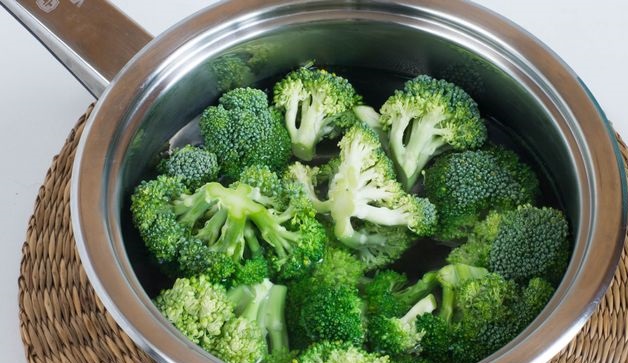 Broccoli, Fried with Bell Peppers and Tomatoes, with Rice step 1