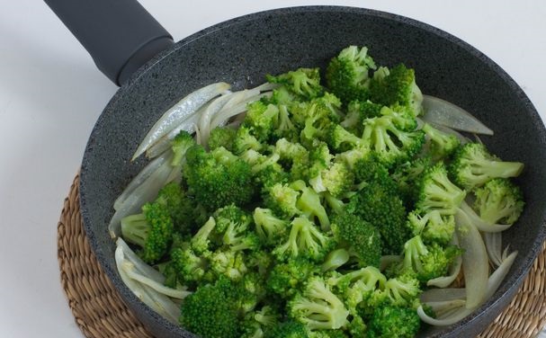 Broccoli, Fried with Bell Peppers and Tomatoes, with Rice step 4