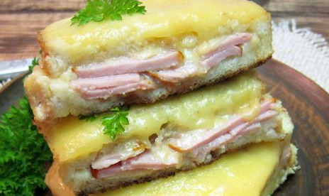 Sandwich in a Cheese “Coat” with Ham (in a Frying Pan)