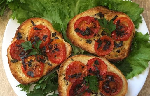 Croutons with Tomatoes and Garlic