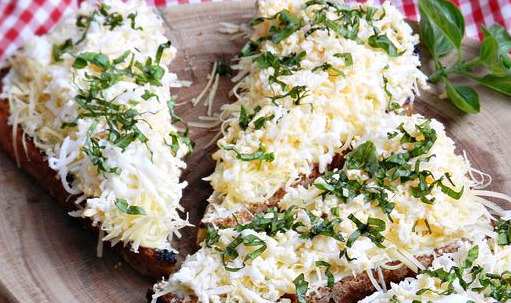 Croutons with Cheese, Egg and Basil