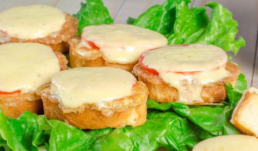 Egg Croutons with Minced Meat, Tomatoes and Cheese