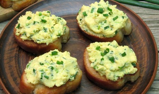 Croutons with Potato and Egg Pate