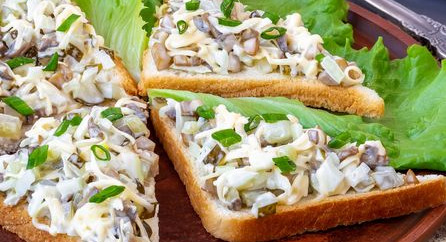 Sandwiches with Champignons, Cheese and Pickles