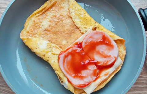 Sandwich with Omelette, Cheese, Ham and Pickled Cucumber step 6