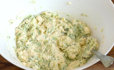 Sandwiches with Cheese-Cucumber Spread and Tomatoes step 3