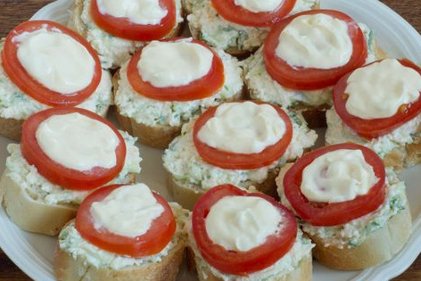 Sandwiches with Cheese-Cucumber Spread and Tomatoes step 6