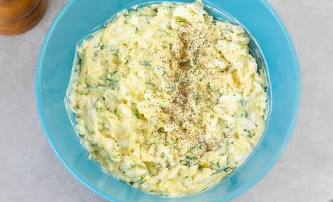 Croutons with Cheese, Boiled Eggs and Green Onions Spread step 4