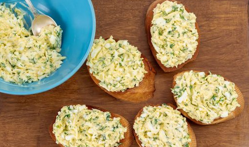 Croutons with Cheese, Boiled Eggs and Green Onions Spread step 7