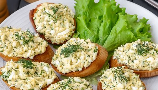 Croutons with Cheese, Boiled Eggs and Green Onions Spread