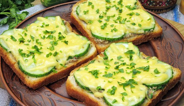 Hot Sandwiches with Cheese, Canned Fish and Cucumber (in the Microwave)
