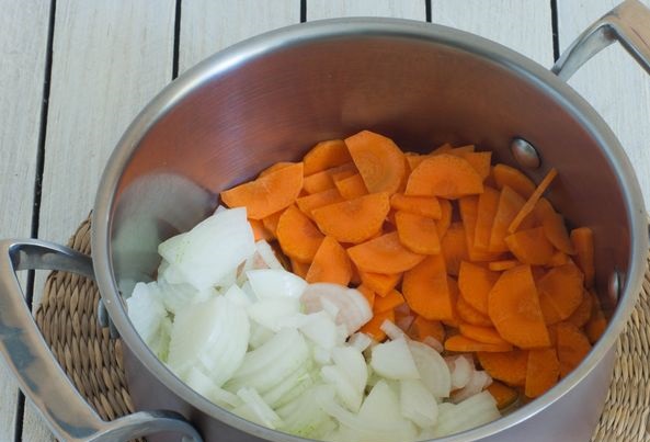 Vegetable Stew with Zucchini, Bell Peppers, White Cabbage and Cauliflower step 1