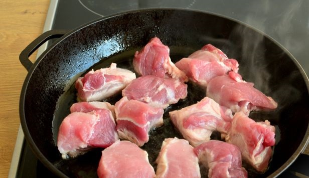 Pork Stewed with Prunes and Celery in Tomato-Wine Sauce step 3