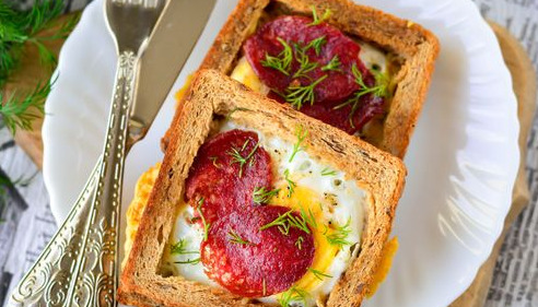 Hot Sandwiches with Sausage and Egg (in a Pan)
