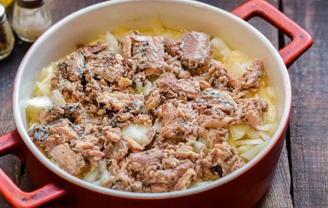 Jellied Pie with Sour Cream, Potatoes and Canned Fish step 9