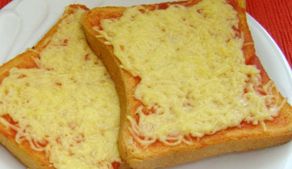 Croutons with Ketchup and Cheese