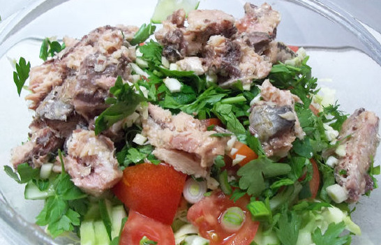 Salad with Canned Fish and Fresh Vegetables step 5