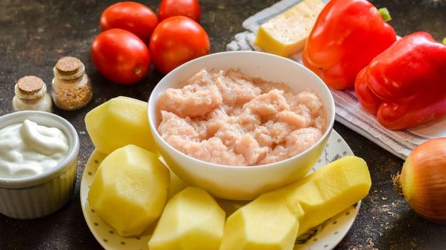 Casserole with Minced Chicken, Potatoes, Tomatoes and Bell Peppers step 1