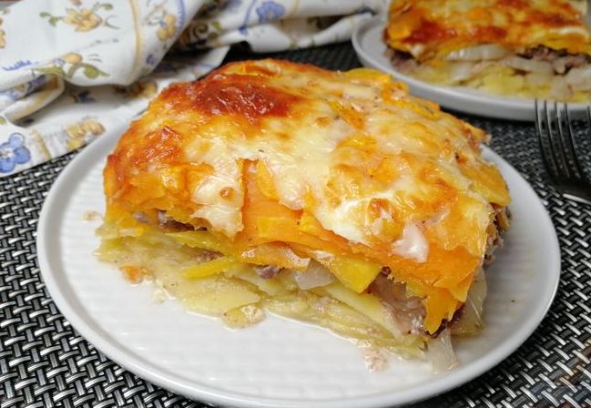 Casserole with Potatoes, Pumpkin and Minced Chicken Giblets