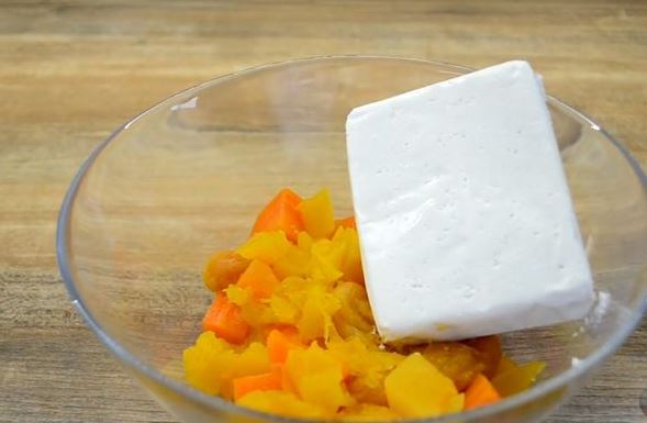 Cottage cheese and pumpkin casserole with dried apricots step 3
