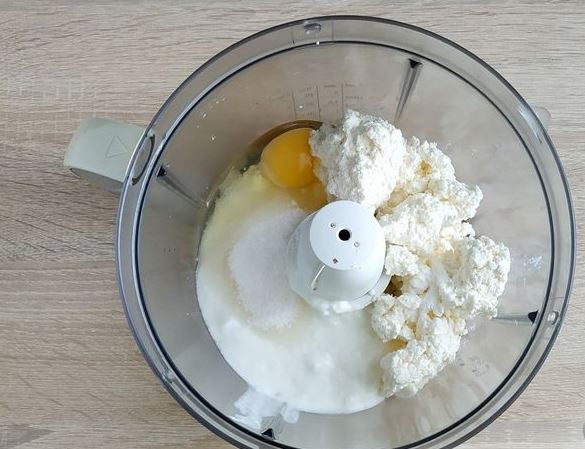Cottage Cheese Casserole with Banana and Kiwi step 1