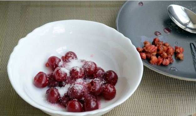 Cottage Cheese Casserole with Semolina and Cherries step 3