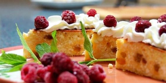 Curd casserole with raisins and raspberries