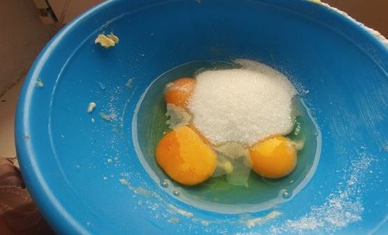 Curd Casserole with Raisins and Semolina step 1