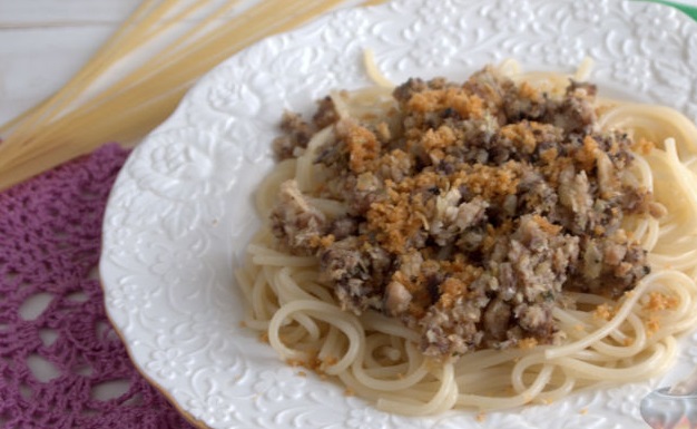 Spaghetti with Sardines and Croutons