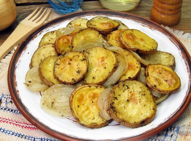 Potatoes Baked with Onions