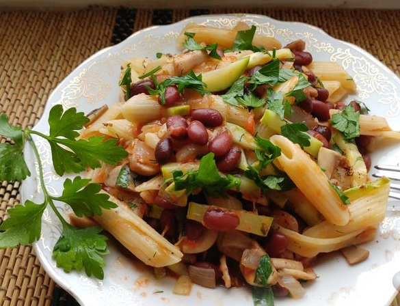 Pasta with Mushrooms, Beans and Zucchini in Tomato Sauce