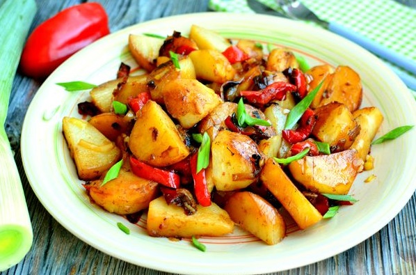 Stewed Potatoes with Leeks and Bell Peppers