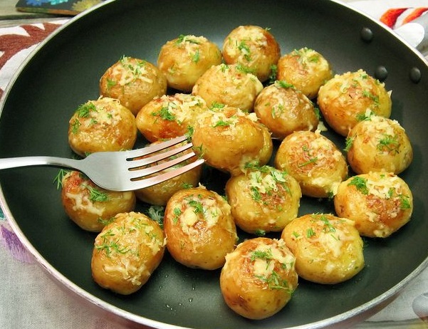 Fried Young Potatoes with Cheese
