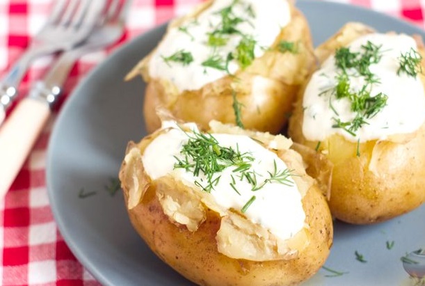 Baked Potatoes with Sour Cream and Garlic Sauce